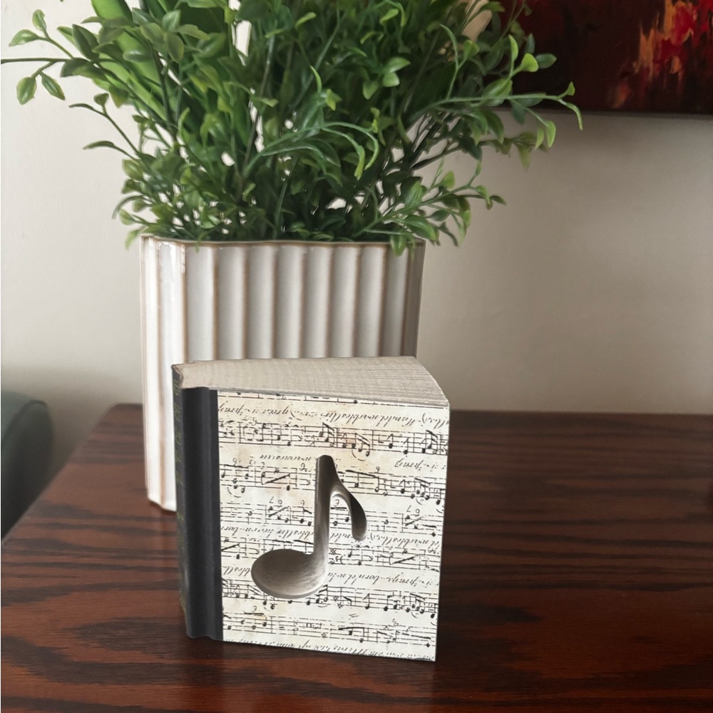 Music Note Cutout Book Shelf Sitter